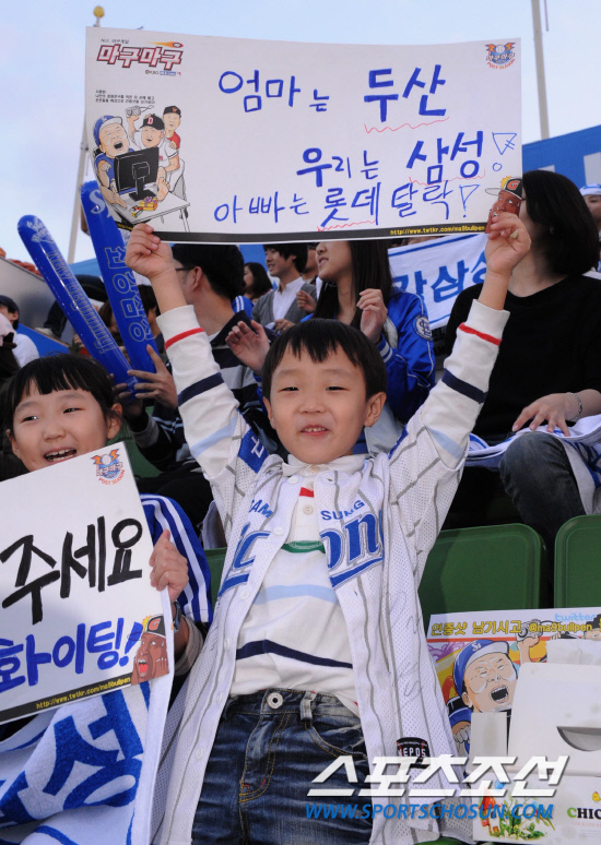 
	2010.10.7/

7�� �뱸 �ùξ߱��忡�� ���� 2010���ξ߱� �÷��̿��� 1���� �Ｚ-�λ� ���, �Ｚ�� �����ϴ� ���� �ҵ��� ��� �ִ� ���� ������ ��� ���� ������ ��ġ�� �ִ�.

�뱸=��������� songs@sportschosun.com


