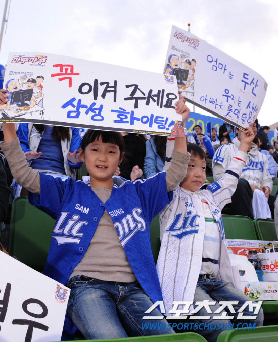 
	2010.10.7/

7�� �뱸 �ùξ߱��忡�� ���� 2010���ξ߱� �÷��̿��� 1���� �Ｚ-�λ� ���, �Ｚ�� �����ϴ� ���� �ҵ��� ��� �ִ� ���� ������ ��� ���� ������ ��ġ�� �ִ�.

�뱸=��������� songs@sportschosun.com


