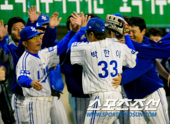 
	2010,10,07

PO1���� �Ｚ-�λ�

�Ｚ ���ͼ� �����̰� �������� �������� ��ȴ�. �����̴� 1ȸ�� 1�� 2,3���� �����Ȳ���� �λ� ���ؼ��� ����ö��̸� ��� ��ٷ� Ȩ���� �۱��� 3������ �������� Ȩ���� �ƿ����״�. �Ｚ �������� �������� ���� �÷��̿� �������̺긦 ������ �⻵�ϰ� �ִ�.

�뱸=����������basser@sportschosun.com


