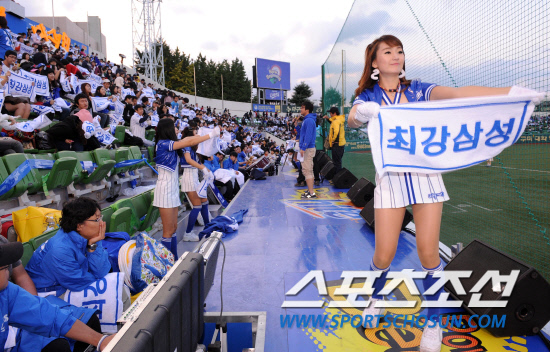 
	2010.10.7/

7�� �뱸 �ùξ߱��忡�� ���� 2010���ξ߱� �÷��̿��� 1���� �Ｚ-�λ� ���, �Ｚ ġ������� ���� ������ ��ġ�� �ִ�.

�뱸=��������� songs@sportschosun.com


