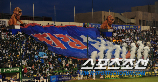 
	2010�� 10�� 7��

7�� �뱸���� ���� �÷��̿��� 1�������� �Ｚ�� �����ϴ� ���� �ɰ��� 3���� ���߼��� �������� �ִ�.

�뱸= ���� ���� kyungmin@sportschosun.com


