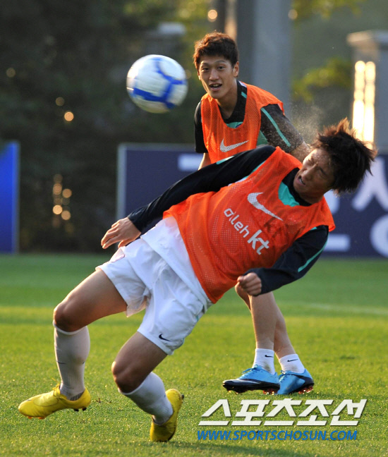 
	���������� 2010.10.07

����ö�� ����NFC ù �Ʒÿ��� ������� �ϰ� �ִ�. ���� 12�� �������� �յΰ� �����౸Ʈ���̴׼��Ϳ��� �ؿ��� 9���� ���� �����Ǿ� ù �Ʒ��� �ߴ�. 

����NFC=������ ���� young@sportschosun


