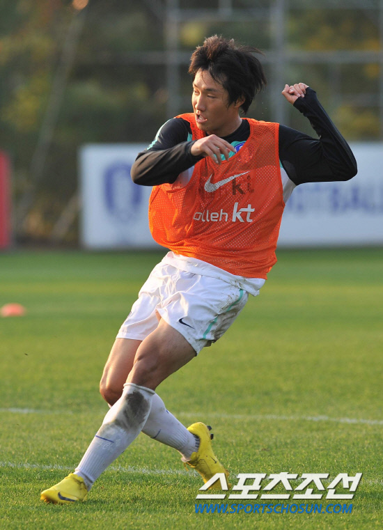 
	���������� 2010.10.07

����ö�� ����NFC ù �Ʒÿ��� ������ �ϰ� �ִ�. ���� 12�� �������� �յΰ� �����౸Ʈ���̴׼��Ϳ��� �ؿ��� 9���� ���� �����Ǿ� ù �Ʒ��� �ߴ�. 

����NFC=������ ���� young@sportschosun


