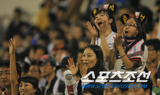 
	2010�� 10�� 7��

7�� �뱸���� ���� �÷��̿��� 1�������� �����ҵ��� �λ��� �����ϰ� �ִ�.

�뱸= ���� ���� kyungmin@sportschosun.com


