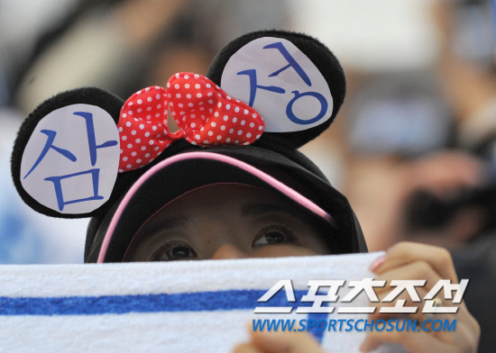 
	2010.10.7/

7�� �뱸 �ùξ߱��忡�� ���� 2010���ξ߱� �÷��̿��� 1���� �Ｚ-�λ� ���, �Ｚ�� �����ϴ� ������

�뱸=��������� songs@sportschosun.com


