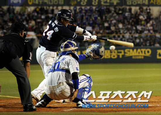 
	2010,10,07

PO1���� �Ｚ-�λ�

�뱸���忡�� ������ PO1�������� �λ� �������� ��ȸ�� �츮�� ���ߴ�.

�������� 2ȸ�� 2�� 1,2���� ������ȸ���� �Ｚ���� �������� ���� �������� ���ϰ� �꽺�� �������� �ƿ��ǰ� ���Ҵ�.

�뱸=����������basser@sportschosun.com


