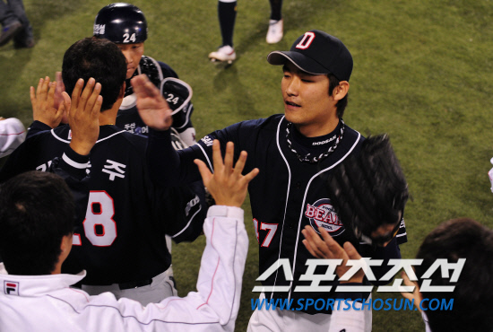 
	2010�� 10�� 7��

7�� �뱸���� ���� �÷��̿��� 1�������� �λ��� �������� ȫ����� 2ȸ�� �̿����� �ö��� �ƿ� ó���� �� ������ �������̺긦 ������ �ִ�.

�뱸= ���� ���� kyungmin@sportschosun.com


