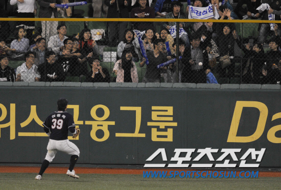 
	2010�� 10�� 7��

7�� �뱸���� ���� �λ�� �Ｚ�� �÷��̿��� 1�������� 3ȸ�� �Ｚ �������� ģ Ÿ���� �潺�� ������ 2������ ������ ������ �ø��� �Ǿ���.

�뱸= ���� ���� kyungmin@sportschosun.com


