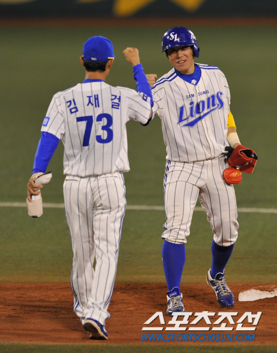 
	2010�� 10�� 7��

7�� �뱸���� ���� �λ�� �Ｚ�� �÷��̿��� 1�������� 3ȸ�� �Ｚ �������� �潺�� ���ߴ� 1Ÿ�� ����Ÿ�� ģ �� ����� 1����ġ�� �������̺긦 ������ �ִ�.

�뱸= ���� ���� kyungmin@sportschosun.com


