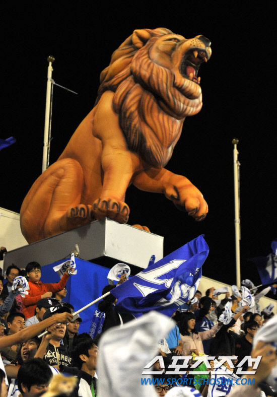 
	2010.10.7/

2010���ξ߱� �÷��̿��� 1���� �Ｚ���̿���-�λ꺣� ��Ⱑ 7�� �뱸�ùο�忡�� ���ȴ�. �Ｚ�� �����ϴ� �ҵ��� �Ｚ���̿��� ����� ���� ������ ��ġ�� �ִ�.

�뱸=��������� songs@sportschosun.com


