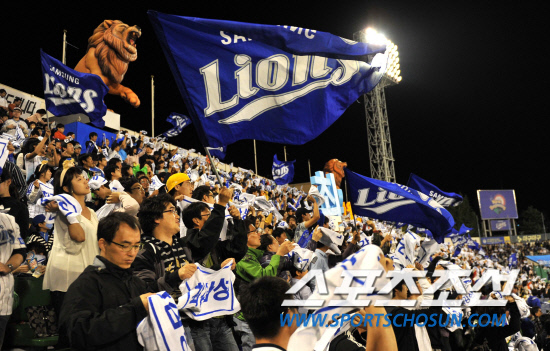 
	2010.10.7/

2010���ξ߱� �÷��̿��� 1���� �Ｚ���̿���-�λ꺣� ��Ⱑ 7�� �뱸�ùο�忡�� ���ȴ�. �Ｚ�� �����ϴ� �ҵ��� �Ｚ���̿��� ����� ���� ������ ��ġ�� �ִ�.

�뱸=��������� songs@sportschosun.com


