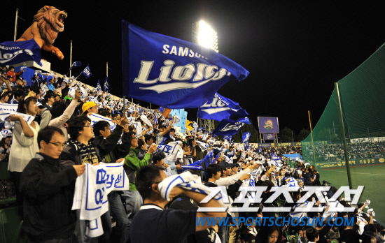 
	2010.10.7/

2010���ξ߱� �÷��̿��� 1���� �Ｚ���̿���-�λ꺣� ��Ⱑ 7�� �뱸�ùο�忡�� ���ȴ�. �Ｚ�� �����ϴ� �ҵ��� �Ｚ���̿��� ����� ���� ������ ��ġ�� �ִ�.

�뱸=��������� songs@sportschosun.com


