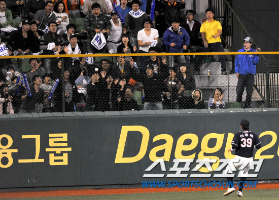 
	2010.10.7/

2010���ξ߱� PO 1���� �Ｚ���̿���-�λ꺣� ��Ⱑ 7�� �뱸�ùο�忡�� ���ȴ�. �Ｚ 3�� 1�� 2�翡�� �������� 1Ÿ�� 2��Ÿ�� ġ�� �ִ�. �ҽ��� ���� ������ ŭ������ Ÿ���� �Ｚ�ҵ��� ���� �ִ�.

�뱸=��������� songs@sportschosun.com


