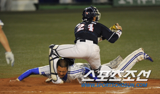 
	2010�� 10�� 7��

7�� �뱸���� ���� �λ�� �Ｚ�� �÷��̿��� 1�������� 3ȸ�� 5�� �������� ���߾�Ÿ�� Ȩ�� �⵵�ϴ� ä������ ���� ����Ѱ� �浹�ϸ� �ƿ��ǰ� �ִ�.

�뱸= ���� ���� kyungmin@sportschosun.com


