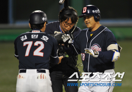 
	2010�� 10�� 7��

7�� �뱸���� ���� �λ�� �Ｚ�� �÷��̿��� 1�������� 4ȸ�� ���� Ȩ���� ģ �λ� �赿�ְ� Ȩ���� ���ȣ ��ġ�� �������̺긦 ������ �ִ�.

�뱸= ���� ���� kyungmin@sportschosun.com


