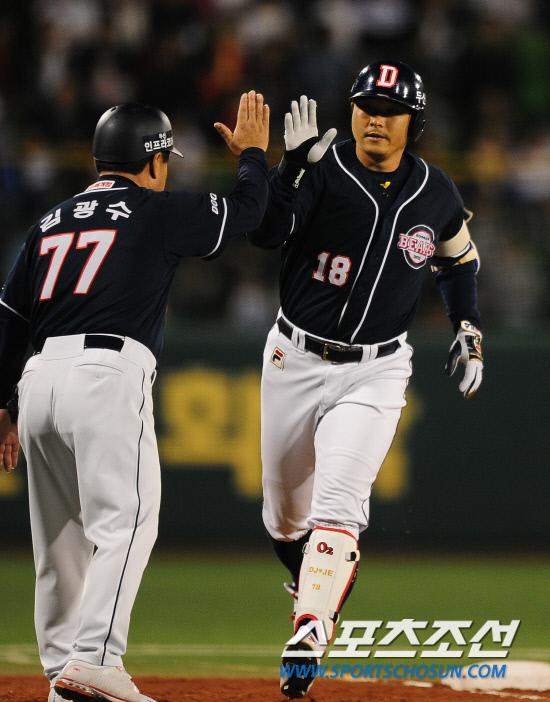 
	2010,10,07

PO1���� �Ｚ-�λ�

�뱸���忡�� ������ PO1�������� �λ��� �θ�� �赿�ְ� �θ�븩�� ������ �س´�.

�赿�ִ� 2-0���� ������ �ִ� 4ȸ�� ���� 1���Ȳ���� �Ｚ���� �������� ���� ��Ÿ�� 2��Ȩ���� �̾Ƴ´�.

�λ� �豤����ġ�� �赿���� Ȩ���� ������ �ְ� �ִ�.

�뱸=����������basser@sportschosun.com


