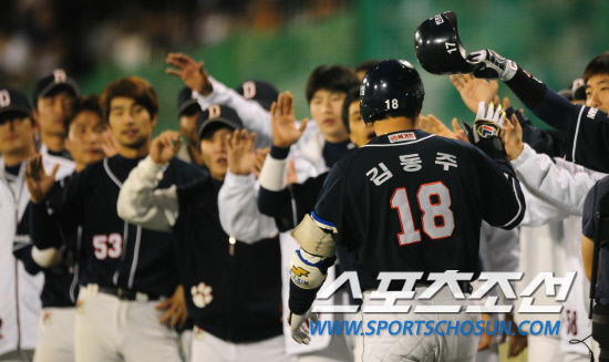 
	2010,10,07

PO1���� �Ｚ-�λ�

�뱸���忡�� ������ PO1�������� �λ��� �θ�� �赿�ְ� �θ�븩�� ������ �س´�.

�赿�ִ� 2-0���� ������ �ִ� 4ȸ�� ���� 1���Ȳ���� �Ｚ���� �������� ���� ��Ÿ�� 2��Ȩ���� �̾Ƴ´�.

�λ� �������� �赿���� Ȩ���� ������ �ְ� �ִ�.

�뱸=����������basser@sportschosun.com


