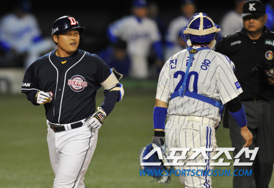 
	2010�� 10�� 7��

7�� �뱸���� ���� �λ�� �Ｚ�� �÷��̿��� 1�������� 4ȸ�� ���� Ȩ���� ģ �λ� �赿�ְ� Ȩ���� ���� �������� �Ĵٺ��� ��¦ ���� �ִ�.

�뱸= ���� ���� kyungmin@sportschosun.com


