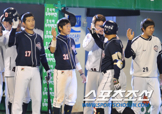 
	2010.10.7/

2010���ξ߱� PO 1���� �Ｚ���̿���-�λ꺣� ��Ⱑ 7�� �뱸�ùο�忡�� ���ȴ�. �λ� 4ȸ�� ���� 1�翡�� �赿�ְ� �¿� ���� ���� Ȩ���� ġ�� ���ƿ����� ������� ���ϸ� �ް� �ִ�. 

�뱸=��������� songs@sportschosun.com


