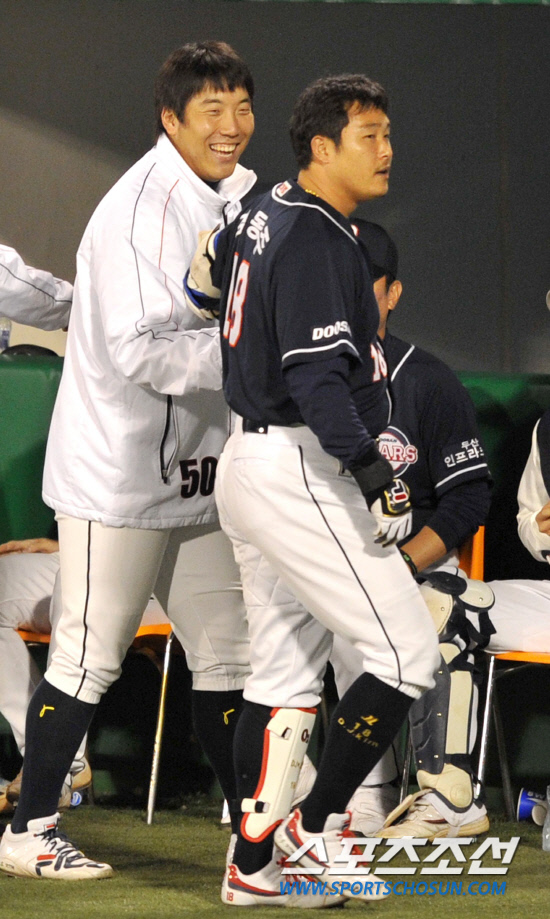 
	2010.10.7/

2010���ξ߱� PO 1���� �Ｚ���̿���-�λ꺣� ��Ⱑ 7�� �뱸�ùο�忡�� ���ȴ�. �λ� 4ȸ�� ���� 1�翡�� �赿�ְ� �¿� ���� ���� Ȩ���� ġ�� ���ƿ����� ������� ���ϸ� �ް� �ִ�. ���� ��Ʈ������ ���� �������� ȯ�ϰ� ������ �������ְ� �ִ�.

�뱸=��������� songs@sportschosun.com


