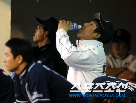 
	2010,10,07

PO1���� �Ｚ-�λ�

�뱸���忡�� ������ PO1�������� �λ� �������� ���߿��� ���ܵƴ�. ��� ���� ���ƿ����� ��⸦ ���� ���� �� �������� ���� ź �� ������� ����Ű�� �ִ�.

�뱸=����������basser@sportschosun.com


