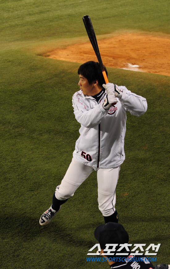 
	2010�� 10�� 7��

7�� �뱸���� ���� �λ�� �Ｚ�� �÷��̿��� 1�������� ���� ��Ʈ������ ���ܵ� �λ� �������� ���ƿ� �տ��� ���� ������ �ϰ� �ִ�.

�뱸= ���� ���� kyungmin@sportschosun.com


