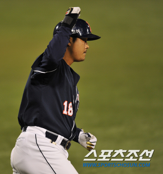 
	2010�� 10�� 7��

7�� �뱸���� ���� �λ�� �Ｚ�� �÷��̿��� 1�������� 4ȸ�� ���� Ȩ���� ģ �λ� �赿�ְ� ���� ��½ �ø�ä 1�縦 ���� �ִ�.

�뱸= ���� ���� kyungmin@sportschosun.com


