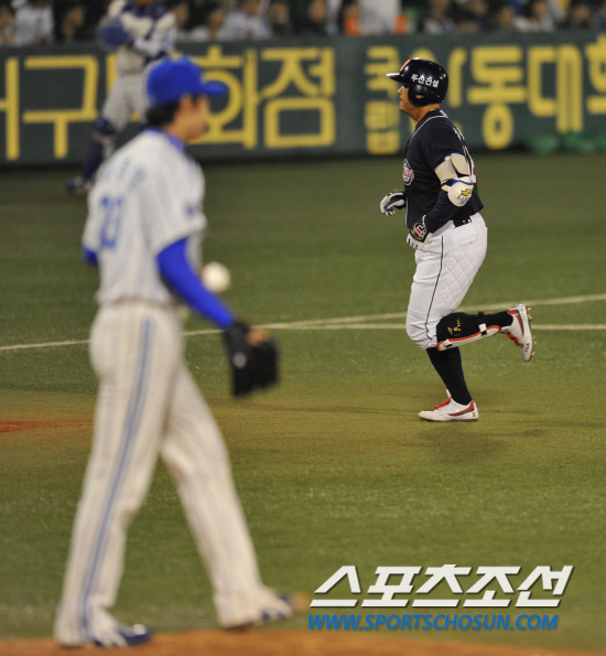 
	2010�� 10�� 7��

7�� �뱸���� ���� �λ�� �Ｚ�� �÷��̿��� 1�������� 4ȸ�� ���� Ȩ���� ģ �λ� �赿�ְ� �׶��带 ���� �ִ�.

�뱸= ���� ���� kyungmin@sportschosun.com


