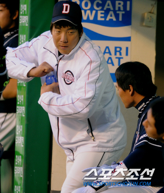 
	2010,10,07

PO1���� �Ｚ-�λ�

�뱸���忡�� ������ PO1�������� �λ� �������� ���߿��� ���ܵƴ�. ��� ���� ���ƿ����� ��⸦ ���� ���� �� �������� ���������� ������� �ǳ׷� �ϰ� �ִ�.

�뱸=����������basser@sportschosun.com


