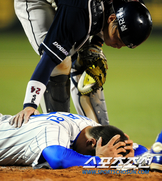 
	2010,10,07

PO1���� �Ｚ-�λ�

�뱸���忡�� ������ PO1�������� �Ｚ�� ä������ ������ ��Ȳ�� �¾Ҵ�.

3ȸ�� 2�� 1,2�翡�� 1������ ä������ �������� ���� 2��Ÿ�� Ȩ���� �پ������� �λ� ���� ����Ѱ� �浹�� �ƿ��Ǹ鼭 ��������.

�뱸=����������basser@sportschosun.com


