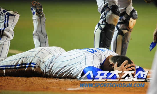 
	2010,10,07

PO1���� �Ｚ-�λ�

�뱸���忡�� ������ PO1�������� �Ｚ�� ä������ ������ ��Ȳ�� �¾Ҵ�.

3ȸ�� 2�� 1,2�翡�� 1������ ä������ �������� ���� 2��Ÿ�� Ȩ���� �پ������� �λ� ���� ����Ѱ� �浹�� �ƿ��Ǹ鼭 ������ �Ӹ��� ������ ä ������ ȣ���ϰ� �ִ�.

�뱸=����������basser@sportschosun.com


