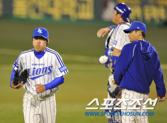 
	2010.10.7/

2010���ξ߱� PO 1���� �Ｚ���̿���-�λ꺣� ��Ⱑ 7�� �뱸�ùο�忡�� ���ȴ�. 5ȸ�� ���� ���翡�� �Ｚ ���� �������� ���� ���ϰ� �ִ�. �ƽ��� ǥ������ ����带 �������� �ִ� ������.

�뱸=��������� songs@sportschosun.com


