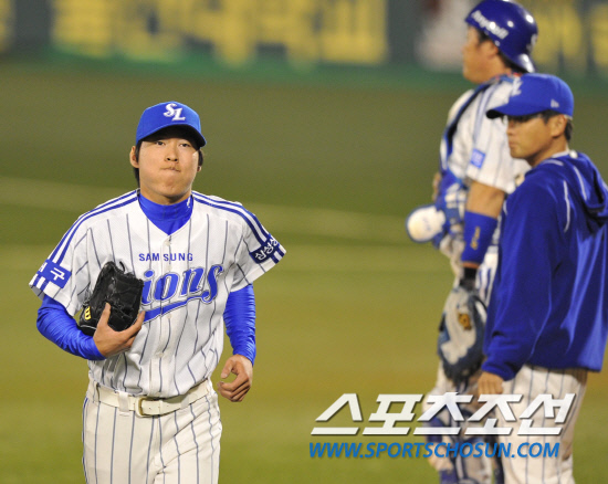 
	2010.10.7/

2010���ξ߱� PO 1���� �Ｚ���̿���-�λ꺣� ��Ⱑ 7�� �뱸�ùο�忡�� ���ȴ�. 5ȸ�� ���� ���翡�� �Ｚ ���� �������� ���� ���ϰ� �ִ�. �ƽ��� ǥ������ ����带 �������� �ִ� ������.

�뱸=��������� songs@sportschosun.com


