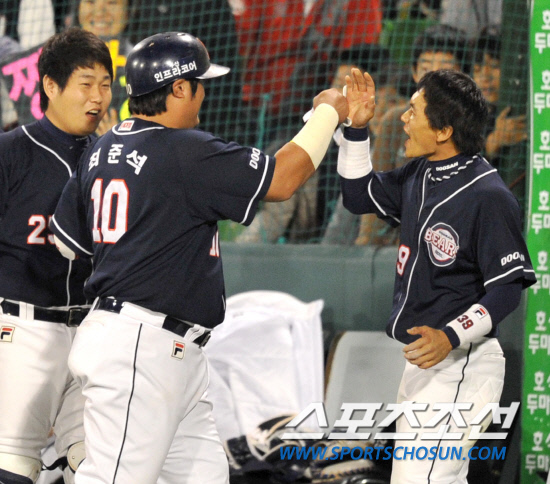 
	2010.10.7/

2010���ξ߱� PO 1���� �Ｚ���̿���-�λ꺣� ��Ⱑ 7�� �뱸�ùο�忡�� ���ȴ�. 5ȸ�� 1�� 2,3�翡�� �λ� ���ؼ��� 2Ÿ�� ����Ÿ�� ġ�� �ִ�. ��ü�Ǹ� ���ƿ����� �������� �������̺긦 ������ �ִ� ���ؼ�.

�뱸=��������� songs@sportschosun.com


