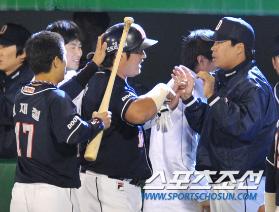 
	2010.10.7/

2010���ξ߱� PO 1���� �Ｚ���̿���-�λ꺣� ��Ⱑ 7�� �뱸�ùο�忡�� ���ȴ�. 5ȸ�� 1�� 2,3�翡�� �λ� ���ؼ��� 2Ÿ�� ����Ÿ�� ġ�� �ִ�. ��ü�Ǹ� ���ƿ����� ������� ���ϸ� �ް� �ִ� ���ؼ�.

�뱸=��������� songs@sportschosun.com


