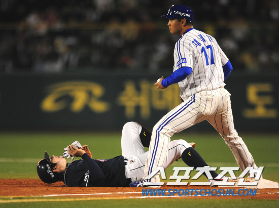 
	2010,10,07

PO1���� �Ｚ-�λ�

�뱸���忡�� ������ PO1����, 2ȸ�� 2�� 1�翡�� 1������ �̿����� �Ｚ ���� �������� �������� ����� �������� �� �׶��忡 ���� �ȵ��� �Ѽ��� ���� �ִ�.

�뱸=����������basser@sportschosun.com


