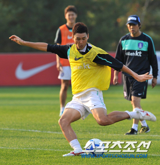 
	���������� 2010.10.07

�������� ����NFC ù �Ʒÿ��� ������ ������ ���Ѻ��� ��� �Ѿ˰��� ������ ������ �ִ�. ���� 12�� �������� �յΰ� �����౸Ʈ���̴׼��Ϳ��� �ؿ��� 9���� ���� �����Ǿ� ù �Ʒ��� �ߴ�. 

����NFC=������ ���� young@sportschosun


