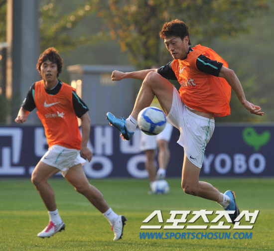 
	���������� 2010.10.07

����巡�� ��û���� ����NFC ù �Ʒÿ��� ���� ������ ���� ������ �ִ�. ���� 12�� �������� �յΰ� �����౸Ʈ���̴׼��Ϳ��� �ؿ��� 9���� ���� �����Ǿ� ù �Ʒ��� �ߴ�. 

����NFC=������ ���� young@sportschosun


