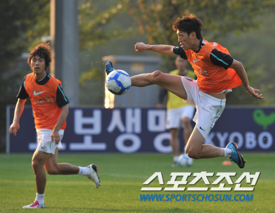 
	���������� 2010.10.07

����巡�� ��û���� ����NFC ù �Ʒÿ��� ���� ������ ���� ������ �ִ�. ���� 12�� �������� �յΰ� �����౸Ʈ���̴׼��Ϳ��� �ؿ��� 9���� ���� �����Ǿ� ù �Ʒ��� �ߴ�. 

����NFC=������ ���� young@sportschosun


