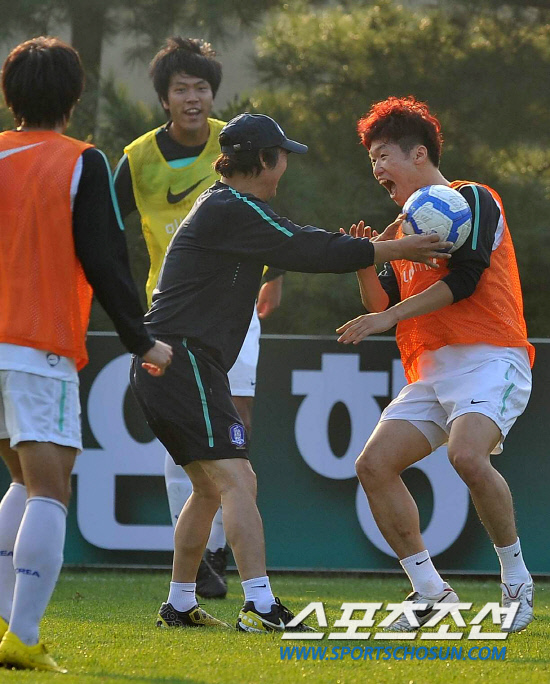 
	���������� 2010.10.07

ĸƾ ��������  �̴ϰ����� �ϴ� �� ������ ������ �峭���� �ջ緡�� �ް� �ִ�. ���� 12�� �������� �յΰ� �����౸Ʈ���̴׼��Ϳ��� �ؿ��� 9���� ���� �����Ǿ� ù �Ʒ��� �ߴ�. 

����NFC=������ ���� young@sportschosun


