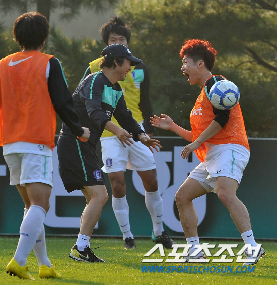 
	���������� 2010.10.07

ĸƾ ��������  �н̰����� �ϴ� �� ������ ������ �峭���� �ջ緡�� �ް� �ִ�. ���� 12�� �������� �յΰ� �����౸Ʈ���̴׼��Ϳ��� �ؿ��� 9���� ���� �����Ǿ� ù �Ʒ��� �ߴ�. 

����NFC=������ ���� young@sportschosun


