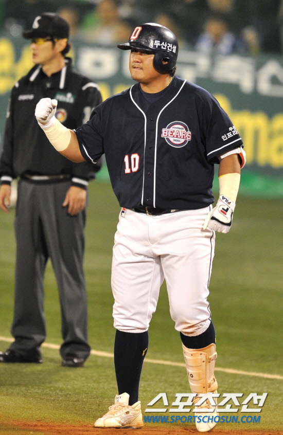 
	2010.10.7/

2010���ξ߱� PO 1���� �Ｚ���̿���-�λ꺣� ��Ⱑ 7�� �뱸�ùο�忡�� ���ȴ�. 5ȸ�� 1�� 2,3�翡�� �λ� ���ؼ��� 2Ÿ�� ����Ÿ�� ġ�� 1�翡�� ȯȣ�ϰ� �ִ�. 

�뱸=��������� songs@sportschosun.com


