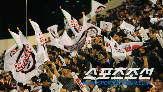 
	2010�� 10�� 7��

7�� �뱸���� ���� �λ�� �Ｚ�� �÷��̿��� 1�������� �λ� �ҵ��� ���� �������� ��ġ�� �ִ�.

�뱸= ���� ���� kyungmin@sportschosun.com


