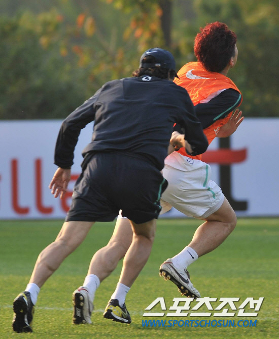 
	���������� 2010.10.07

ĸƾ ��������  �����Ʒ��� �ϴ� �� ������ ������ �峭���� ��å�� �ް� �ִ�. ���� 12�� �������� �յΰ� �����౸Ʈ���̴׼��Ϳ��� �ؿ��� 9���� ���� �����Ǿ� ù �Ʒ��� �ߴ�. 

����NFC=������ ���� young@sportschosun


