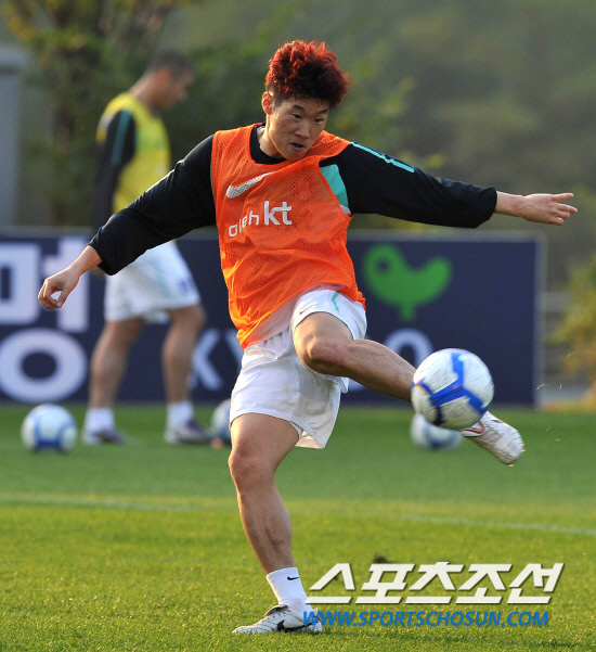 
	���������� 2010.10.07

��ǥ�� ĸƾ �������� ����NFC ù �Ʒÿ����Ѿ˰��� �߸����� ������ �ִ�. ���� 12�� �������� �յΰ� �����౸Ʈ���̴׼��Ϳ��� �ؿ��� 9���� ���� �����Ǿ� ù �Ʒ��� �ߴ�. 

����NFC=������ ���� young@sportschosun


