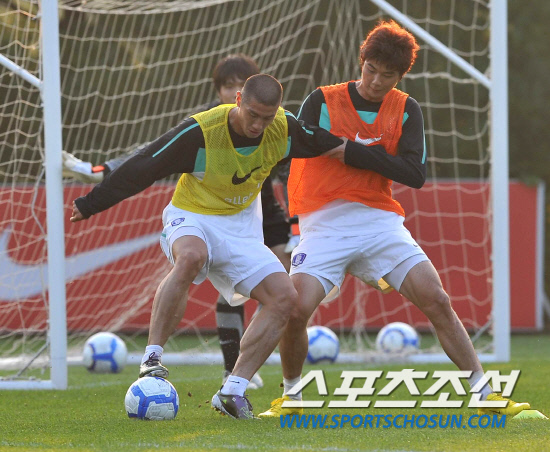 
	���������� 2010.10.07

7�� ����NFC���� ������ �ؿ��� ù �Ʒÿ��� �⼺��(������)�� ���θ��� ���� �������� ġ���ϰ� �������� ���̰� �ִ�.

����NFC=������ ���� young@sportschosun


