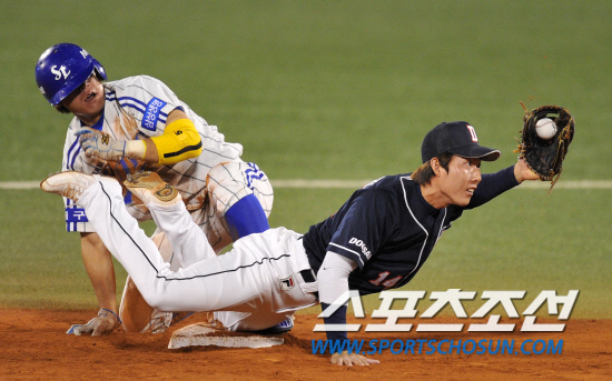 
	2010.10.7/

2010���ξ߱� PO 1���� �Ｚ���̿���-�λ꺣� ��Ⱑ 7�� �뱸�ùο�忡�� ���ȴ�. 5ȸ�� 1�� 1�翡�� �������� 2�� ���翡 �����ϰ� �ִ�.

�뱸=��������� songs@sportschosun.com


