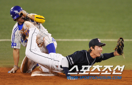 
	2010.10.7/

2010���ξ߱� PO 1���� �Ｚ���̿���-�λ꺣� ��Ⱑ 7�� �뱸�ùο�忡�� ���ȴ�. 5ȸ�� 1�� 1�翡�� �������� 2�� ���翡 �����ϰ� �ִ�.

�뱸=��������� songs@sportschosun.com


