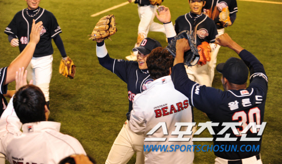 
	2010�� 10�� 7��

7�� �뱸���� ���� �λ�� �Ｚ�� �÷��̿��� 1�������� 5ȸ�� �Ｚ �������� Ÿ���� ��� 2������ ���������� �ƿ���Ų �߰߼� �������� ���ƿ����� ������ ������ ȯȣ�ϰ� �ִ�.

�뱸= ���� ���� kyungmin@sportschosun.com


