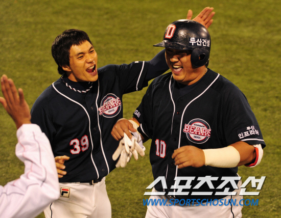 
	2010�� 10�� 7��

7�� �뱸���� ���� �λ�� �Ｚ�� �÷��̿��� 1�������� 5ȸ�� �¸��� ���⸦ �ڴ� 2Ÿ�� ����Ÿ�� ������Ų �λ� ���ؼ�(������)�� ��ü�Ǹ鼭 �������� ���ϸ� �ް� �ִ�. �������� �ٷ� �� Ÿ������ ���� ����ö��̸� �������״�.�뱸=���� ���� kyungmin@sportschosun.com


